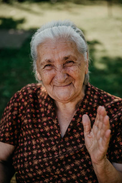 陽気な80歳の女性 - female 80 plus years vertical people ストックフォトと画像