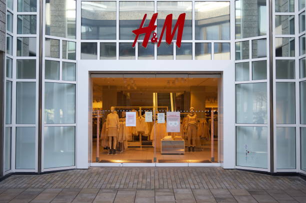 H&M store shut its doors on coronavirus lockdown Wolfsburg,Germany - February 19, 2021: H&M store shut its doors on coronavirus lockdown in Wolfsburg Germany h and m stock pictures, royalty-free photos & images