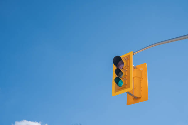 semáforo amarillo en un soleado en un día de suuny en toronto ontario canadá - canada urban scene stoplight clear sky fotografías e imágenes de stock