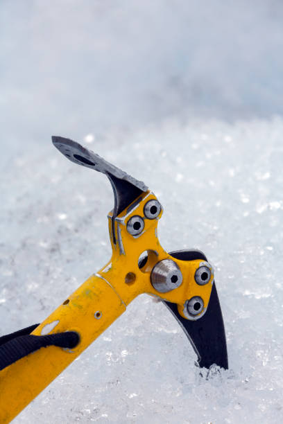 machado de gelo e gelo glacial - ice axe - fotografias e filmes do acervo