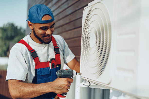 reparador uniformado instalando la unidad exterior del aire acondicionado - air condition fotografías e imágenes de stock