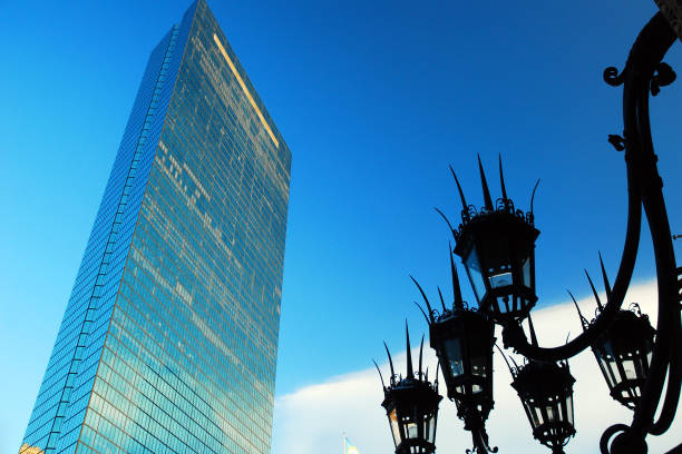 torre john hancock com uma fixação de luz ornamentada - boston skyline day back bay - fotografias e filmes do acervo