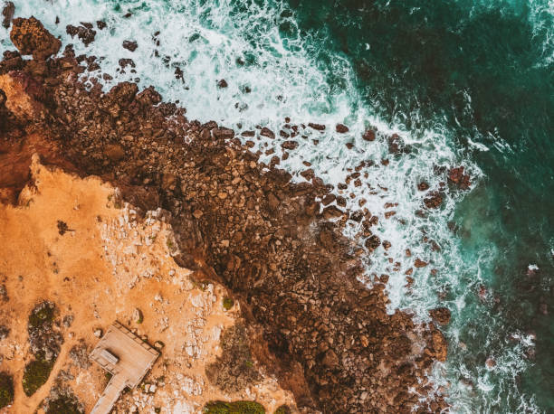 strzał z lotu ptaka praia da bordeira, algarve, portugalia - rugged coastline zdjęcia i obrazy z banku zdjęć