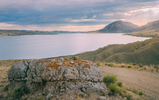 wschód słońca nad rzeką shoshone otoczoną górami skalistymi i suchą ziemią. cody, stany zjednoczone. - shoshone river zdjęcia i obrazy z banku zdjęć