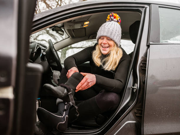 istock Young woman getting ready to surf in winter 1303214876