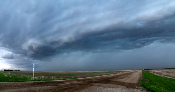 tormenta de pradera nubla canadá - arcus cloud fotografías e imágenes de stock