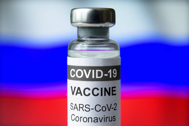 вакцина covid-19 на фоне российского флага - russian shot стоковые фото и изображения