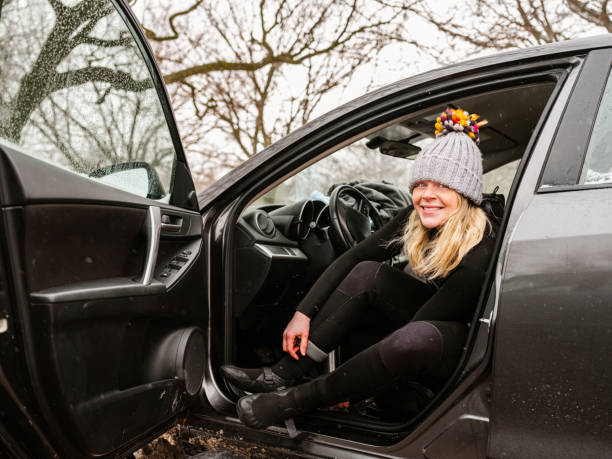istock Young woman getting ready to surf in winter 1303223579