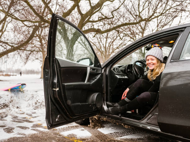 istock Young woman getting ready to surf in winter 1303228680