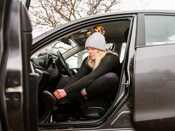 istock Young woman getting ready to surf in winter 1303228682
