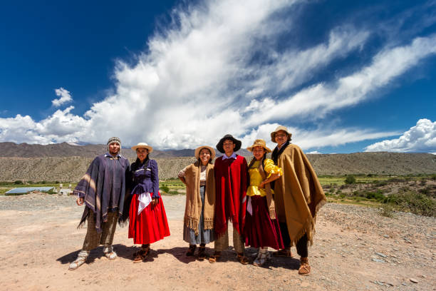 giovani di un gruppo di danza vestiti con costumi tradizionali dal nord dell'argentina in un festival che accoglie nuovi turisti - argentinian culture foto e immagini stock