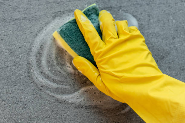 frauenhände in gelben handschuhen reinigungsarbeitsplatte in der küche - cleaning domestic kitchen counter top housework stock-fotos und bilder