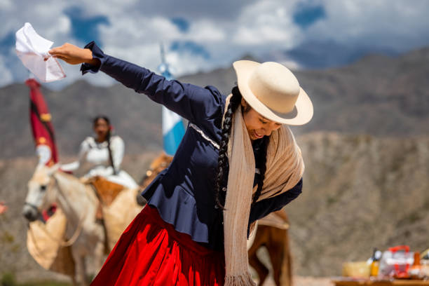 jeune femme avec des danses traditionnelles de costume dans le festival d’accueil pour de nouveaux touristes - argentinian ethnicity photos et images de collection