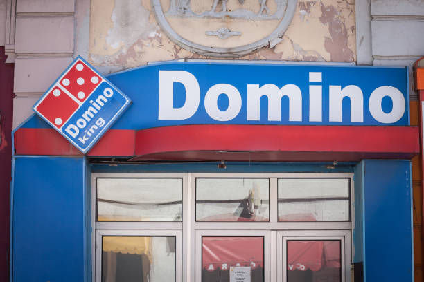 segno di domino king, una finta pizzeria che imita la pizza di domino, una catena di ristoranti dagli usa specializzata in fast-food. - dominos pizza foto e immagini stock