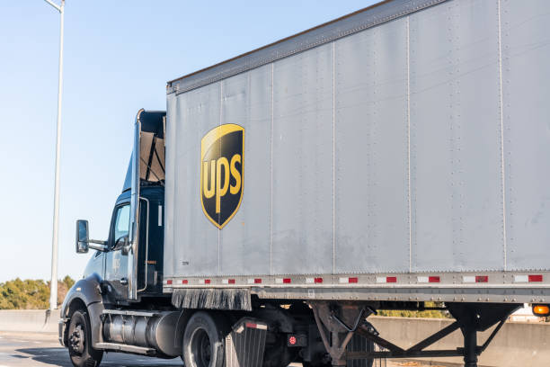 ups (united parcel service) ciężarówka jazdy na autostradzie - united parcel service truck shipping delivering zdjęcia i obrazy z banku zdjęć