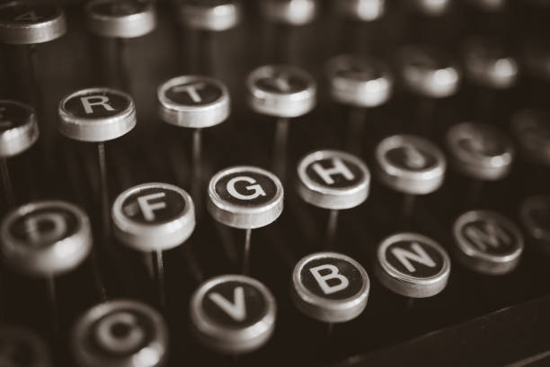 vintage typewritter keyboard - typing typewriter keyboard typewriter concepts imagens e fotografias de stock