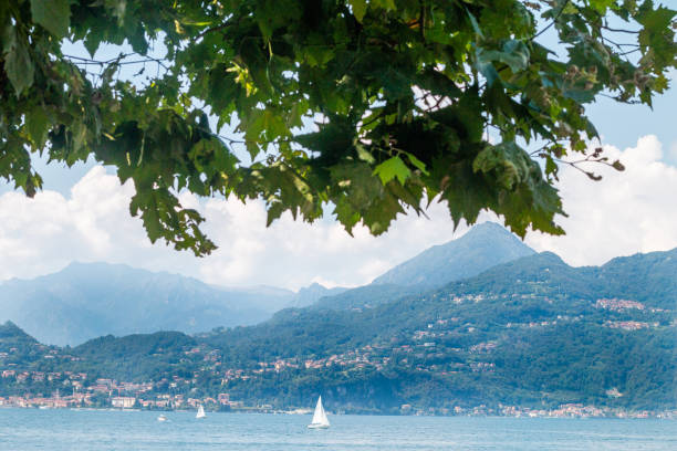 comer see in der lombardei, italien - überhängend stock-fotos und bilder