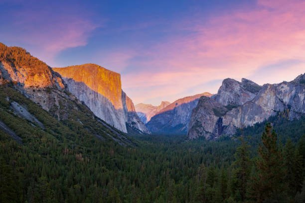 yosemite valley nation park bei sonnenuntergang blick von tunnelblick auf dämmerung zeit. - yosemite valley stock-fotos und bilder