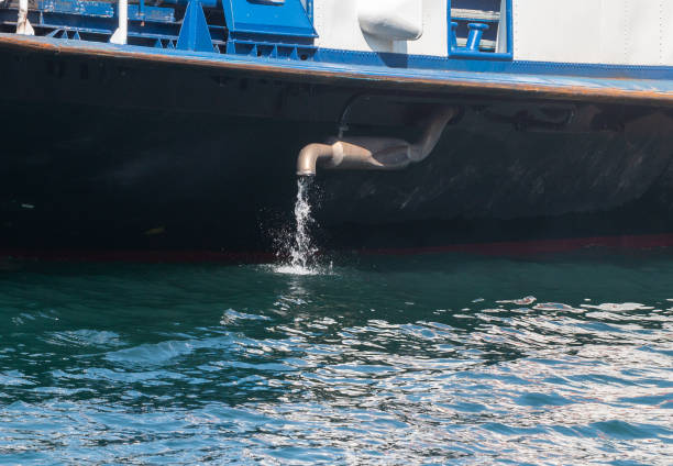 bomba de sentina en el lago de como, italia - bilge fotografías e imágenes de stock