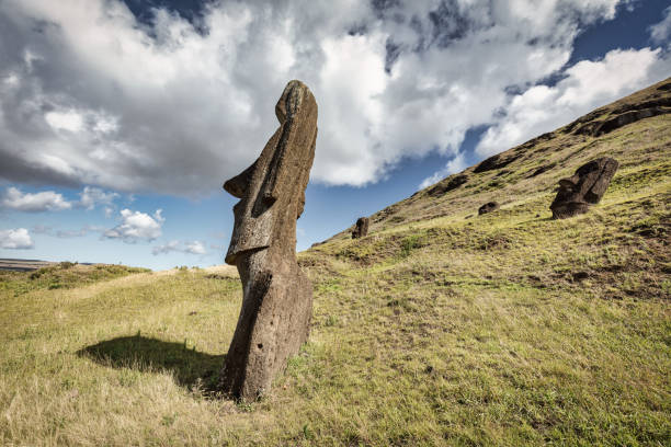 statua di rano raraku moai isola di pasqua rapa nui oceania - ahu tahai foto e immagini stock