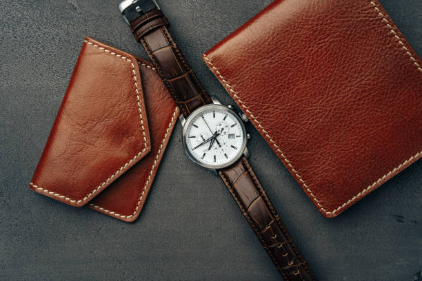 ダークグレーの表面に男性の時計と革の財布
