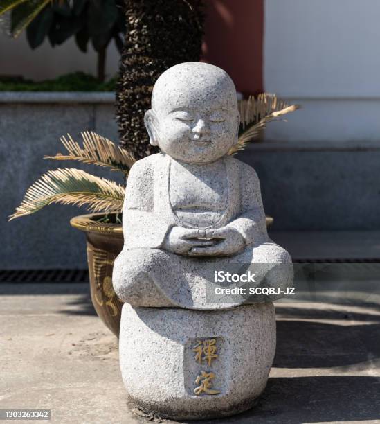 치바오 사원 의 안뜰에서 명상 하는 작은 승려앉아의 돌 인형 거리에 대한 스톡 사진 및 기타 이미지 - 거리, 고대의, 관광 ... 치바오 사원 의 안뜰에서 명상 하는 작은 승려앉아의 돌 인형 거리에 대한 스톡 사진 및 기타 이미지 - 거리, 고대의, 관광 ...