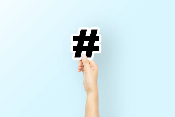 carta con mano con hashtag icona su sfondo azzurro - content social issues social gathering internet foto e immagini stock