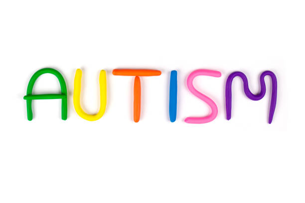 세계 자폐증 인식의 날 개념 - 흰색 배경에 고립 된 플레이 도 또는 다른 플레이 폼으로 만든 여러 가지 빛깔의 문자. 자폐증 스펙트럼 장애 및 아동 정신 건강 개념. 선택적 초점 - playdoh 뉴스 사진 이미지