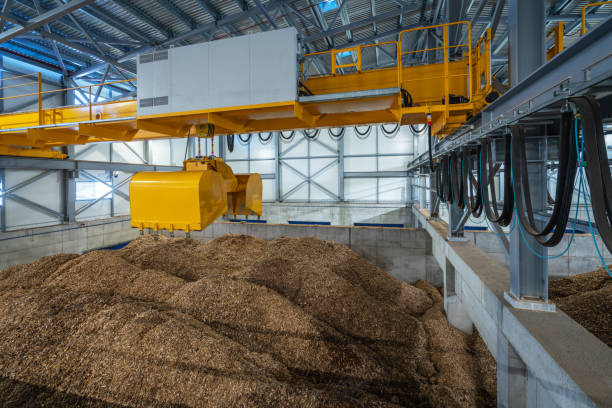 haufen von hackschnitzeln im lager - biomasse erneuerbarkeit stock-fotos und bilder