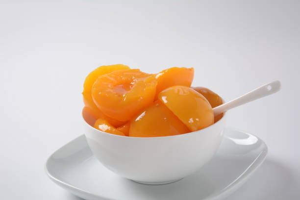 сладкие консервированные персики в керамической миске - apricot portion antioxidant fruit стоковые фото и изображения