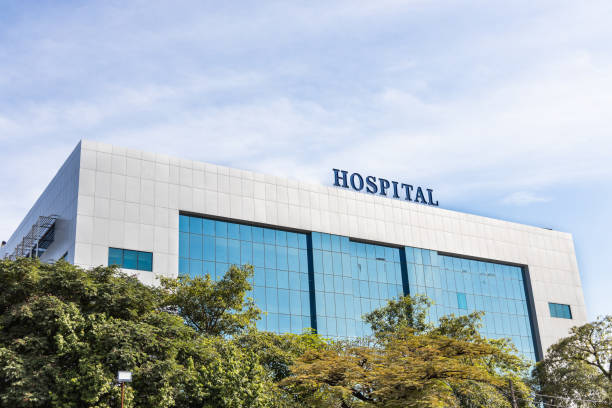 modern building facade with hospital word signage - hospital imagens e fotografias de stock