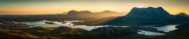 glorious mountain sunrise golden dawn peaks panorama inverpolly highlands scotland - loch assynt fotos imagens e fotografias de stock