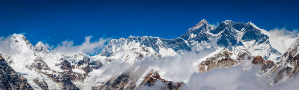 monte everest y lhotse con vistas al pico de la montaña del himalaya panorama nepal - mt pumori fotografías e imágenes de stock