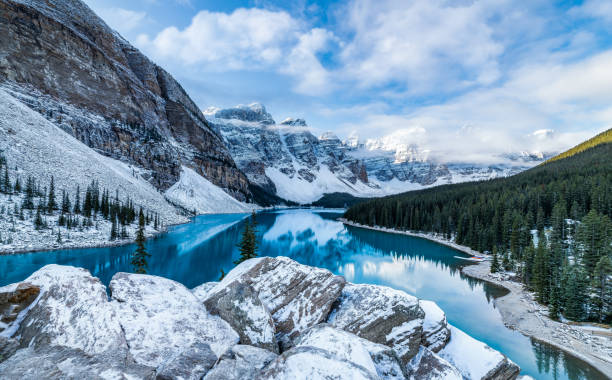 ambiente en el lago moraine - dawn mountain range mountain canadian rockies fotografías e imágenes de stock