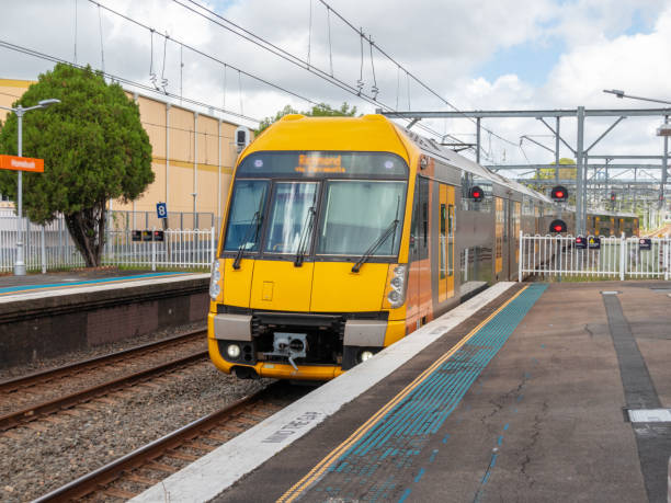 シドニーnswオーストラリアの鉄道駅に近づく通勤電車 - overhead cable car 写真 ストックフォトと画像