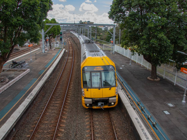 シドニーnswオーストラリアの鉄道駅に近づく通勤電車 - overhead cable car 写真 ストックフォトと画像