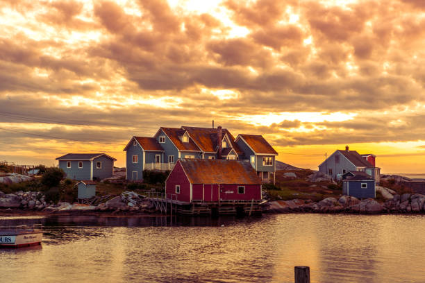 peggy's cove - mała wioska rybacka na wybrzeżu atlantyku w nowej szkocji, kanada - fishermen harbor zdjęcia i obrazy z banku zdjęć