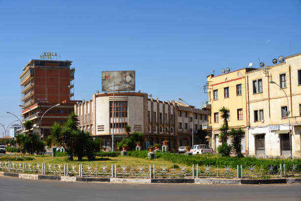 plac shidda i budynek art deco zilli, asmara, erytrea - traffic circle audio zdjęcia i obrazy z banku zdjęć