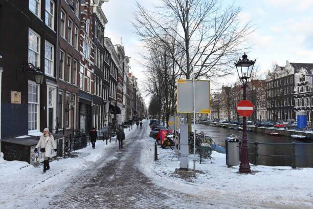 amsterdam, zimowa burza śnieżna, dzielnica mieszkalna, scena ludzi w holandii europa - street snow urban scene residential district zdjęcia i obrazy z banku zdjęć