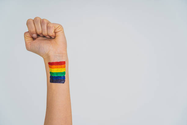 hombre transgénero lucha por los derechos humanos, concepto lgbt - gay pride flag gay pride gay man homosexual fotografías e imágenes de stock