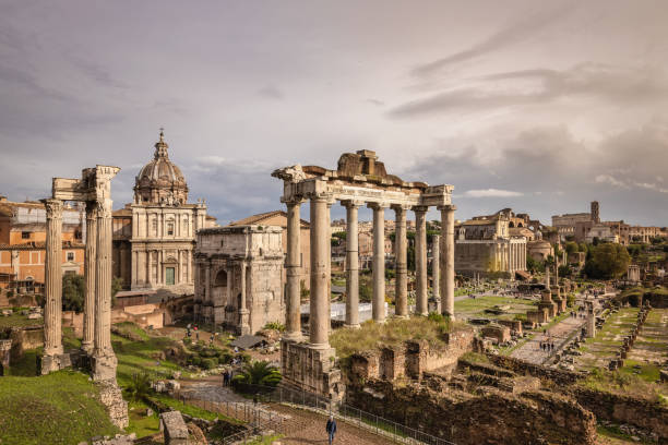 the ruins of the roman forum against the gloomy autumn sky - imperial rome fotos imagens e fotografias de stock