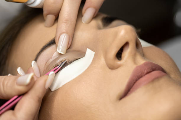 wimperlaminatiebehandeling in de salon - oppakken stockfoto's en -beelden