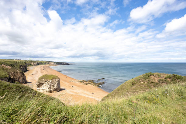 durham heritage coast und blick auf blast beach am sonnigen sommertag - sunderland stock-fotos und bilder