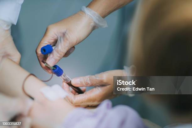 Nahaufnahme Asiatische Chinesische Krankenschwester Die Blut Aus Der Weiblichen Chinesischen Patient Arm Vene In Der Klinik Stockfoto und mehr Bilder von Blutspende