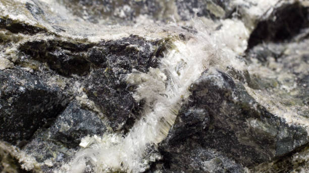 ภาพระยะใกล้ของเส้นใยขาวของแร่ใยหินในหิน - asbestos mineral ภาพสต็อก ภาพถ่ายและรูปภาพปลอดค่าลิขสิทธิ์