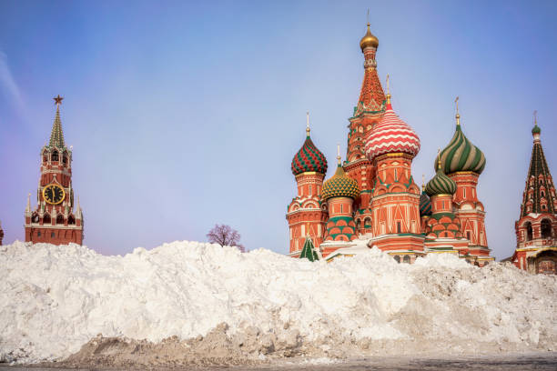 성 바실리 대성당과 스파스카야 타워 근처의 눈 더미. 모스크바, 러시아의 겨울. - snow cupola dome st basils cathedral 뉴스 사진 이미지