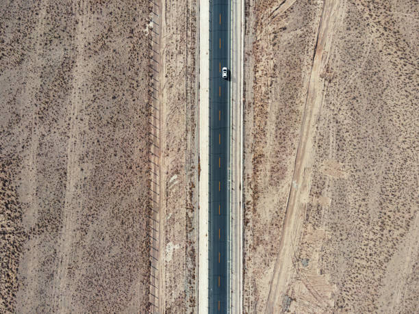 veduta aerea dell'autostrada nel deserto - arid climate asphalt barren blue foto e immagini stock