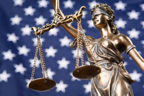 статуя правосудия фемида или justitia, с завязанными глазами богиня правосудия против флага соединенных штатов америки, как правовая концепци� - american justice стоковые фото и изображения
