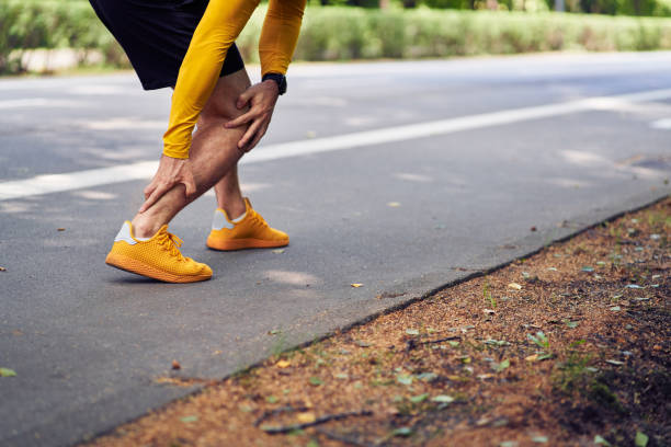 blessure de tendon d’achille dans le concept de coureurs. - tendon photos et images de collection