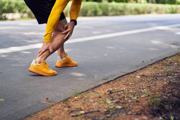 hälsena skada i löpare koncept. - runner holding legs bildbanksfoton och bilder